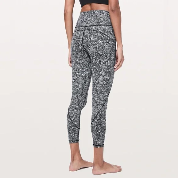 NWOT Lululemon In Movement 25” Everlux Tight
Diffuse Starlight Black - Picture 4 of 4